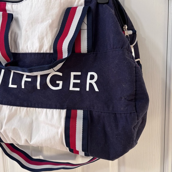 Tommy Hilfiger Classic Spell Out Canvas Duffle Bag - Picture 7 of 9